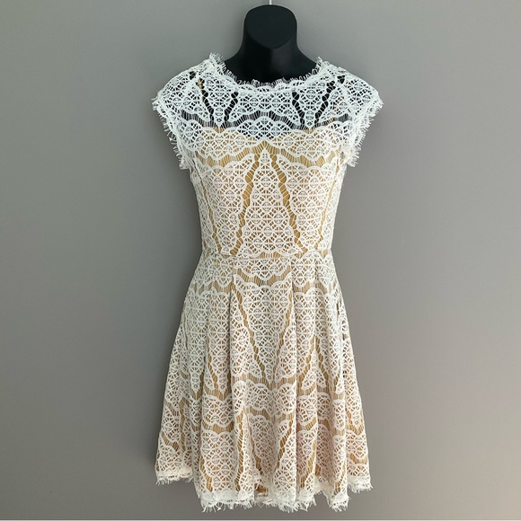 Adelyn Rae Dresses & Skirts - Adelyn Rae, size XS, sleeveless gold, and white dress